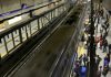 Feriado de 12 de Outubro altera funcionamento de serviços públicos em áreas de Osasco, Barueri e Carapicuíba Estação de metrô em São Paulo com passageiros na plataforma durante horário de funcionamento.