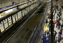 Feriado de 12 de Outubro altera funcionamento de serviços públicos em áreas de Osasco, Barueri e Carapicuíba Estação de metrô em São Paulo com passageiros na plataforma durante horário de funcionamento.