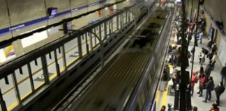 Feriado de 12 de Outubro altera funcionamento de serviços públicos em áreas de Osasco, Barueri e Carapicuíba Estação de metrô em São Paulo com passageiros na plataforma durante horário de funcionamento.