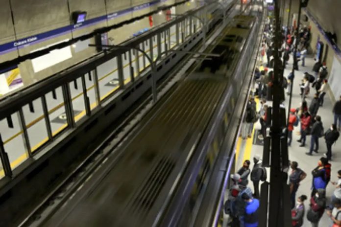 Estação de metrô em São Paulo com passageiros na plataforma durante horário de funcionamento.