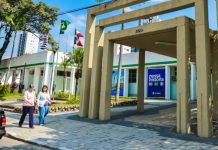 Prefeitura de Osasco prepara exoneração de 400 servidores comissionados após decisão judicial Prédio da Prefeitura de Osasco, com bandeiras e pessoas em frente, ilustrando a administração municipal.