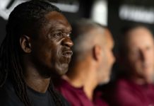 Seedorf e início conturbado no Corinthians: avaliação negativa da imprensa espanhola Seedorf faz careta durante jogo entre Vasco e Corinthians pelo Brasileirão (Foto: Jorge Rodrigues/AGIF/Folhapress)