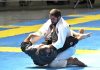 Barueri recebe Campeonato Paulista de Jiu-Jitsu 2026 com programação diversa no Ginásio José Corrêa Dois atletas disputando luta de jiu-jitsu sobre o tatame durante o Campeonato Paulista de Jiu-Jitsu 2026 no Ginásio José Corrêa, em Barueri.