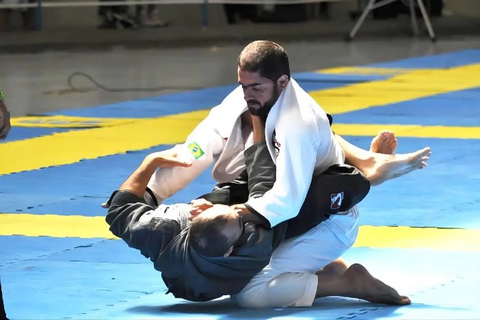 Dois atletas disputando luta de jiu-jitsu sobre o tatame durante o Campeonato Paulista de Jiu-Jitsu 2026 no Ginásio José Corrêa, em Barueri.