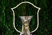 CBF divulga calendário do futebol masculino para 2027 com pausa durante a Copa do Mundo Feminina Taça do Campeonato Brasileiro Masculino exposta em fundo natural