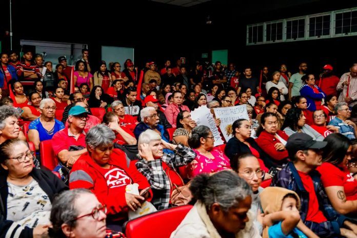 Público participa de audiência pública sobre moradias populares no Espaço Cultural Grande Otelo, em Osasco.