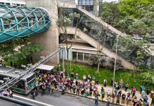 Acidente com guindaste interrompe circulação na Linha 15-Prata do Metrô em São Paulo Fila de passageiros aguardando ônibus do Sistema Paese após interrupção na Linha 15-Prata em São Paulo devido a acidente com guindaste
