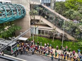 Acidente com guindaste interrompe circulação na Linha 15-Prata do Metrô em São Paulo Fila de passageiros aguardando ônibus do Sistema Paese após interrupção na Linha 15-Prata em São Paulo devido a acidente com guindaste