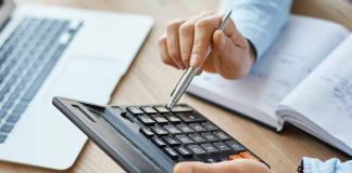 Reter Prazo para Adesão ao REPIS é Estendido para Empresas de Osasco e Região Calculadora sobre mesa representa cálculo de impostos e reajustes trabalhistas para empresas da região