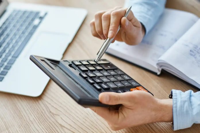 expresso-5dca24292c4a4389cf885fb1 Calculadora sobre mesa representa cálculo de impostos e reajustes trabalhistas para empresas da região