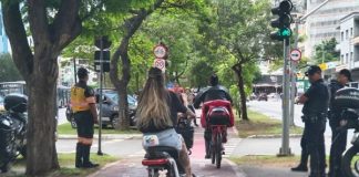 Fiscalização educativa de bicicletas elétricas avança na ciclovia da Faria Lima, em São Paulo Agentes da CET e guardas civis metropolitanos realizam fiscalização educativa na ciclovia da Avenida Brigadeiro Faria Lima, em São Paulo.