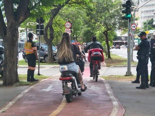 Fiscalização educativa de bicicletas elétricas avança na ciclovia da Faria Lima, em São Paulo Agentes da CET e guardas civis metropolitanos realizam fiscalização educativa na ciclovia da Avenida Brigadeiro Faria Lima, em São Paulo.