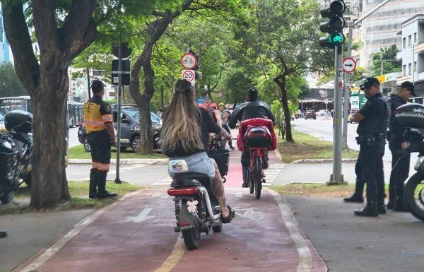 Fiscalização educativa de bicicletas elétricas avança na ciclovia da Faria Lima, em São Paulo Agentes da CET e guardas civis metropolitanos realizam fiscalização educativa na ciclovia da Avenida Brigadeiro Faria Lima, em São Paulo.