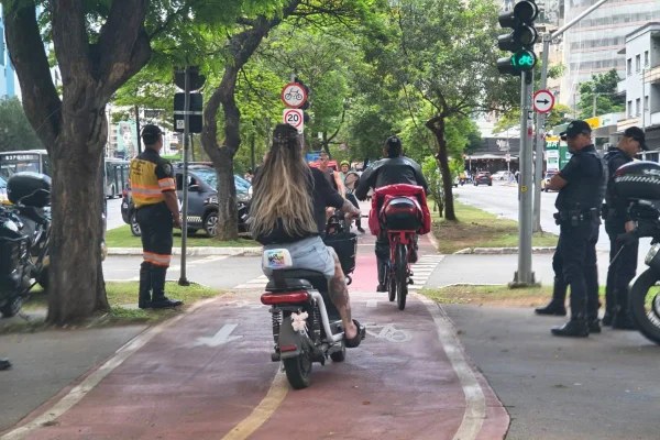 expresso-61d3ee462503053c238fedfc Agentes da CET e guardas civis metropolitanos realizam fiscalização educativa na ciclovia da Avenida Brigadeiro Faria Lima, em São Paulo.