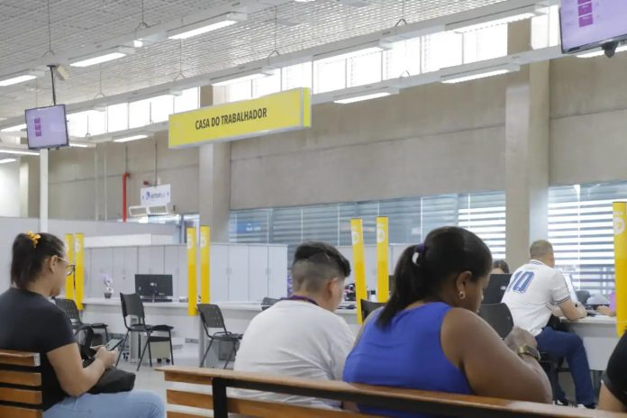 Interior da Casa do Trabalhador de Barueri, local onde são realizados atendimentos relacionados às vagas de emprego.