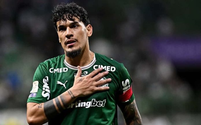 Gustavo Gómez, zagueiro e capitão do Palmeiras, em ação durante partida de futebol.