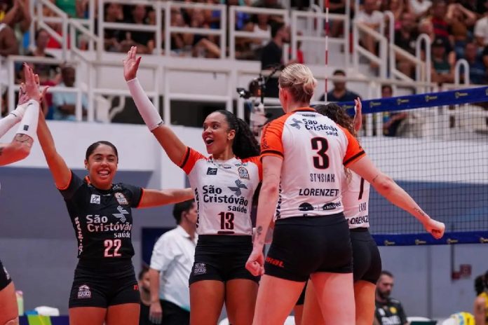 Jogadoras do Osasco São Cristóvão Saúde comemoram durante partida de vôlei, simbolizando a equipe que estreia na Superliga em Brasília.