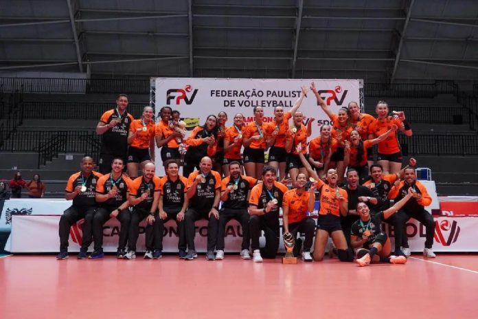 Jogadoras e comissão técnica do Osasco São Cristóvão Saúde posam comemorando o título do Campeonato Paulista Feminino de Vôlei na Arena Paulo Skaf, em Bauru