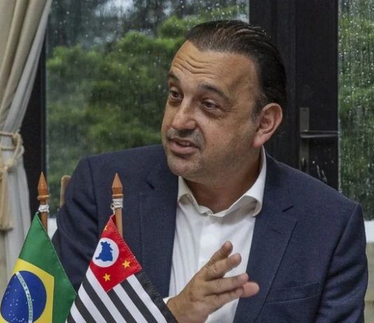Vice-governador de SP considera votos após as 17h “insignificantes” diante da diferença nas eleições de 2026 Vice-governador Felicio Ramuth durante evento oficial em São Paulo