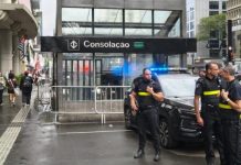 Campanha de Lula solicita uso integral de câmeras corporais pela PM durante ato na Avenida Paulista Policiais militares fazem segurança na entrada da estação Consolação, na região da Avenida Paulista, durante mobilização para o ato político de Lula em 24/10.