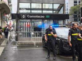 Campanha de Lula solicita uso integral de câmeras corporais pela PM durante ato na Avenida Paulista Policiais militares fazem segurança na entrada da estação Consolação, na região da Avenida Paulista, durante mobilização para o ato político de Lula em 24/10.