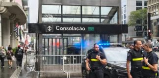 Campanha de Lula solicita uso integral de câmeras corporais pela PM durante ato na Avenida Paulista Policiais militares fazem segurança na entrada da estação Consolação, na região da Avenida Paulista, durante mobilização para o ato político de Lula em 24/10.