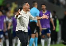 Torcida do Vasco aponta erros de Pedro Emanuel após eliminação na Sul-Americana Técnico de futebol gesticulando com expressão intensa durante a partida entre Vasco e Boca Juniors no Maracanã.