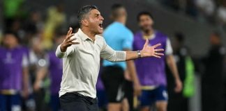Torcida do Vasco aponta erros de Pedro Emanuel após eliminação na Sul-Americana Técnico de futebol gesticulando com expressão intensa durante a partida entre Vasco e Boca Juniors no Maracanã.