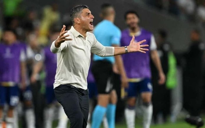 Técnico de futebol gesticulando com expressão intensa durante a partida entre Vasco e Boca Juniors no Maracanã.