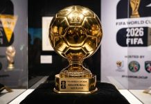 Cerimônia da Bola de Ouro 2026 reúne estrelas do futebol em Londres Troféu Bola de Ouro 2026 exposto em local oficial, destacando a premiação do melhor jogador do mundo na Copa do Mundo FIFA 2026.