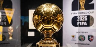 Cerimônia da Bola de Ouro 2026 reúne estrelas do futebol em Londres Troféu Bola de Ouro 2026 exposto em local oficial, destacando a premiação do melhor jogador do mundo na Copa do Mundo FIFA 2026.