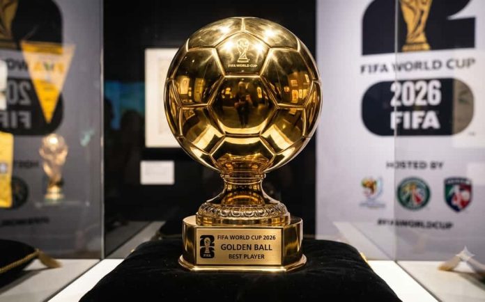 Troféu Bola de Ouro 2026 exposto em local oficial, destacando a premiação do melhor jogador do mundo na Copa do Mundo FIFA 2026.
