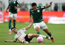 Palmeiras ajusta treinamento e terá desfalque de Vitor Roque na semifinal da Libertadores Disputa por bola entre jogadores de Palmeiras e Corinthians durante partida pelo Brasileirão no estádio Nubank Parque.