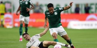 Palmeiras ajusta treinamento e terá desfalque de Vitor Roque na semifinal da Libertadores Disputa por bola entre jogadores de Palmeiras e Corinthians durante partida pelo Brasileirão no estádio Nubank Parque.