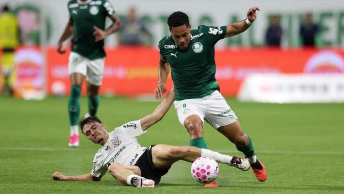 Disputa por bola entre jogadores de Palmeiras e Corinthians durante partida pelo Brasileirão no estádio Nubank Parque.