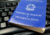 Santana de Parnaíba promove processos seletivos para vagas em diversas cidades Carteira de Trabalho e Previdência Social sobre teclado de computador, ilustrando documentos necessários para processos seletivos no PAT de Santana de Parnaíba.