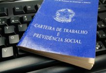 Santana de Parnaíba promove processos seletivos para vagas em diversas cidades Carteira de Trabalho e Previdência Social sobre teclado de computador, ilustrando documentos necessários para processos seletivos no PAT de Santana de Parnaíba.