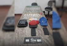 PM apreende 271 porções de drogas e prende homem em flagrante em Itapevi Itens apreendidos pela Polícia Militar em operação no Parque Suburbano, Itapevi, incluindo drogas, dinheiro, celulares e objetos relacionados ao tráfico de entorpecentes.