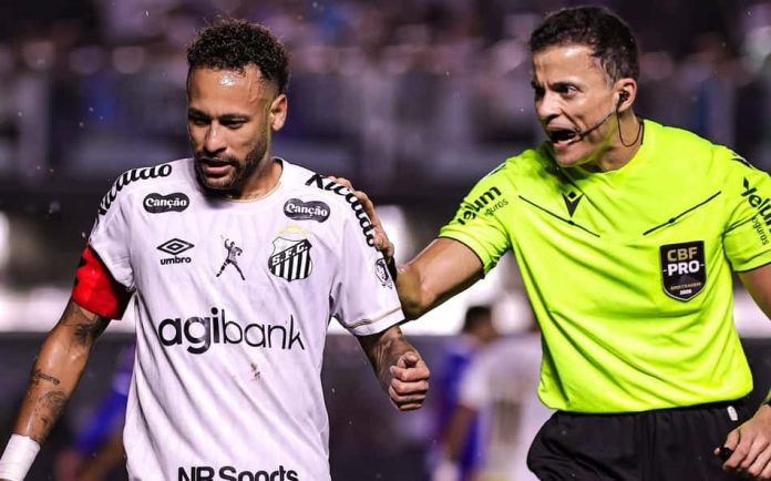 Neymar durante partida entre Santos e Bahia em que recebeu cartão vermelho direto, sendo posteriormente denunciado pelo STJD após expulsão.