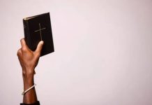 Justiça mantém demissão por justa causa de trabalhador que apresentou 88 atestados e atuou como pastor Pessoa segurando uma Bíblia durante culto religioso