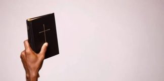 Justiça mantém demissão por justa causa de trabalhador que apresentou 88 atestados e atuou como pastor Pessoa segurando uma Bíblia durante culto religioso