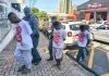 Ministério da Justiça cobra esclarecimentos sobre ação da PM em Piracicaba com jovens usando camisetas de Lula Três jovens presos em Piracicaba durante ação policial aparecem algemados e usando camisetas de apoio ao presidente Lula, conforme imagens divulgadas pela Polícia Militar.