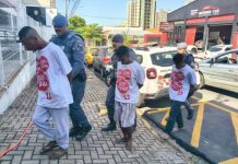 Ministério da Justiça cobra esclarecimentos sobre ação da PM em Piracicaba com jovens usando camisetas de Lula Três jovens presos em Piracicaba durante ação policial aparecem algemados e usando camisetas de apoio ao presidente Lula, conforme imagens divulgadas pela Polícia Militar.