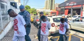 Ministério da Justiça cobra esclarecimentos sobre ação da PM em Piracicaba com jovens usando camisetas de Lula Três jovens presos em Piracicaba durante ação policial aparecem algemados e usando camisetas de apoio ao presidente Lula, conforme imagens divulgadas pela Polícia Militar.