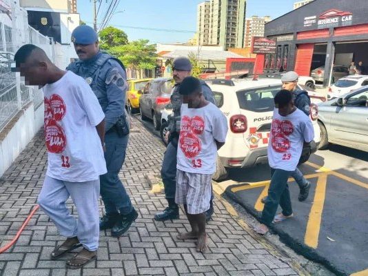 Ministério da Justiça cobra esclarecimentos sobre ação da PM em Piracicaba com jovens usando camisetas de Lula Três jovens presos em Piracicaba durante ação policial aparecem algemados e usando camisetas de apoio ao presidente Lula, conforme imagens divulgadas pela Polícia Militar.