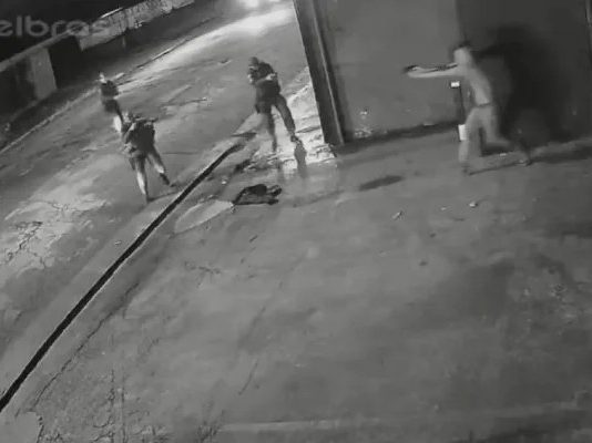 Laudo indica que jovem baleado pela PM em Moema foi atingido por 12 tiros Cena noturna em Moema onde o jovem Gustavo Munis de Santana foi baleado por policiais militares durante abordagem.