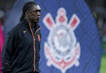 Seedorf é regularizado no BID e pode estrear como técnico do Corinthians contra o Vasco Seedorf durante aquecimento da equipe do Corinthians na partida contra o Vitória, realizada na Neo Química Arena.