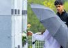 Itapevi promove atividades e transporte gratuito em cemitérios no Dia de Finados Visitantes realizam homenagem no cemitério municipal sob chuva, protegidos por guarda-chuva