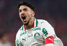 Palmeiras encara Red Bull Bragantino na Arena Crefisa em Barueri pelo Brasileirão Jogador Joaquín Piquerez da SE Palmeiras em ação na temporada 2026