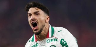 Palmeiras encara Red Bull Bragantino na Arena Crefisa em Barueri pelo Brasileirão Jogador Joaquín Piquerez da SE Palmeiras em ação na temporada 2026